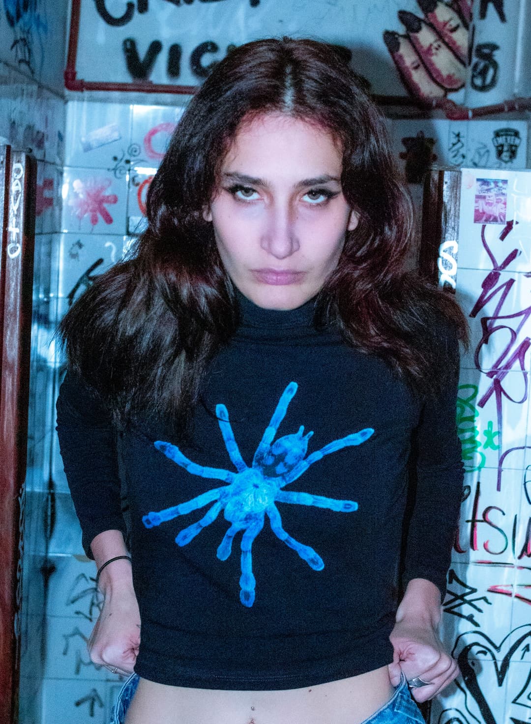 Polera negra estampada // ARAÑA