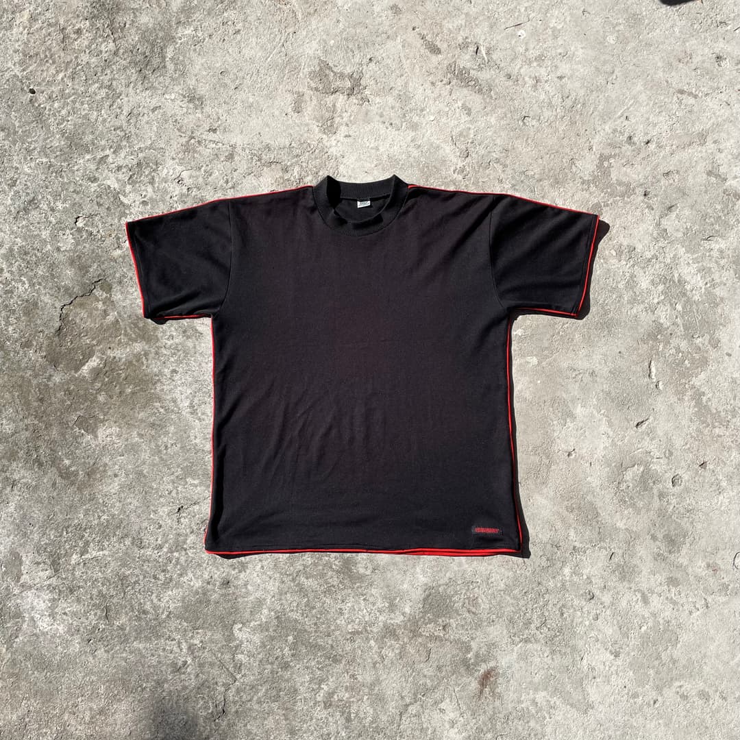 Remera negra manga corta marca ENNERRE