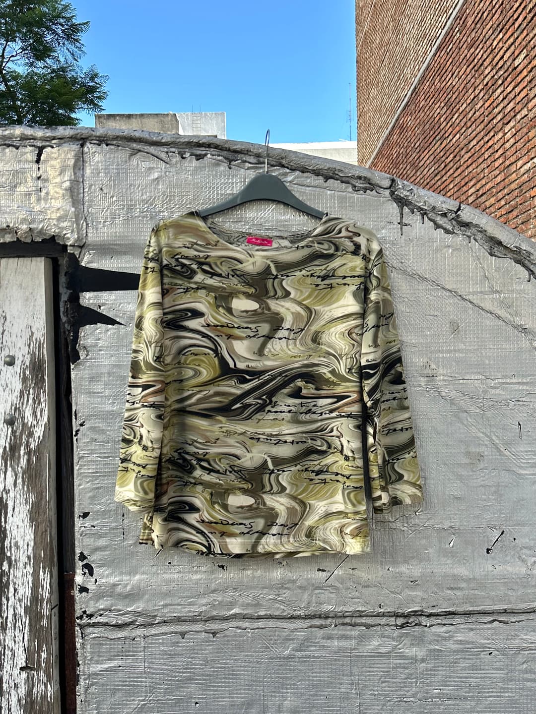 Top Y2K psicodélico