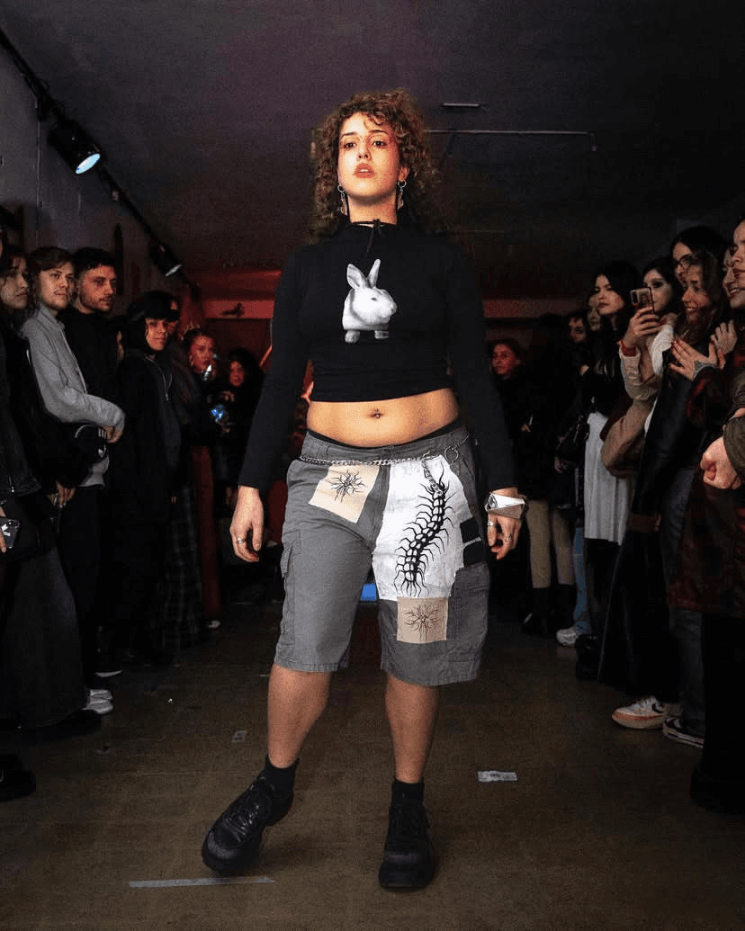 Polera negra estampada // CONEJO