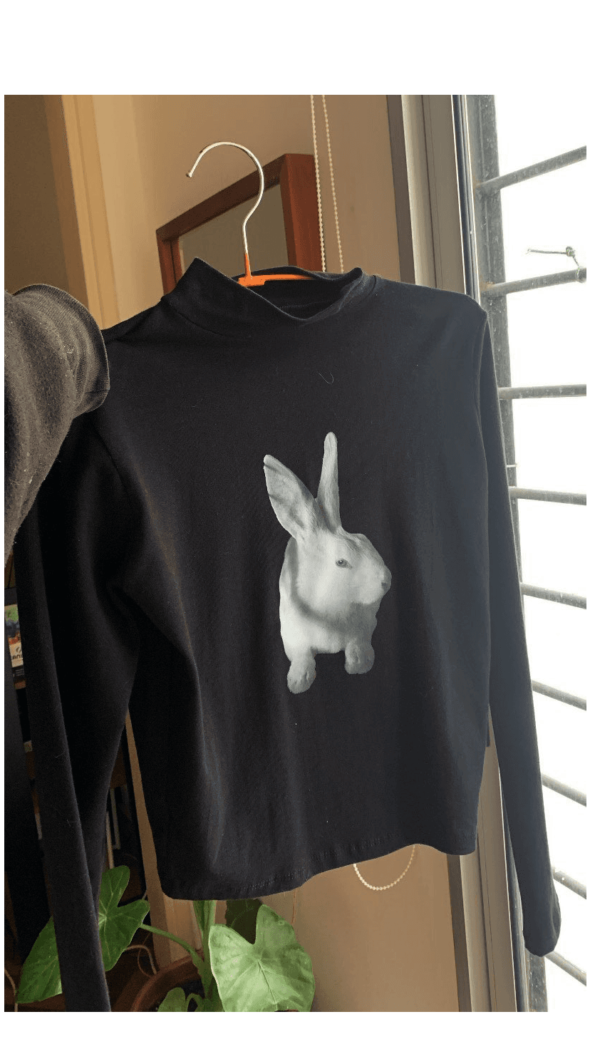 Polera negra estampada // CONEJO