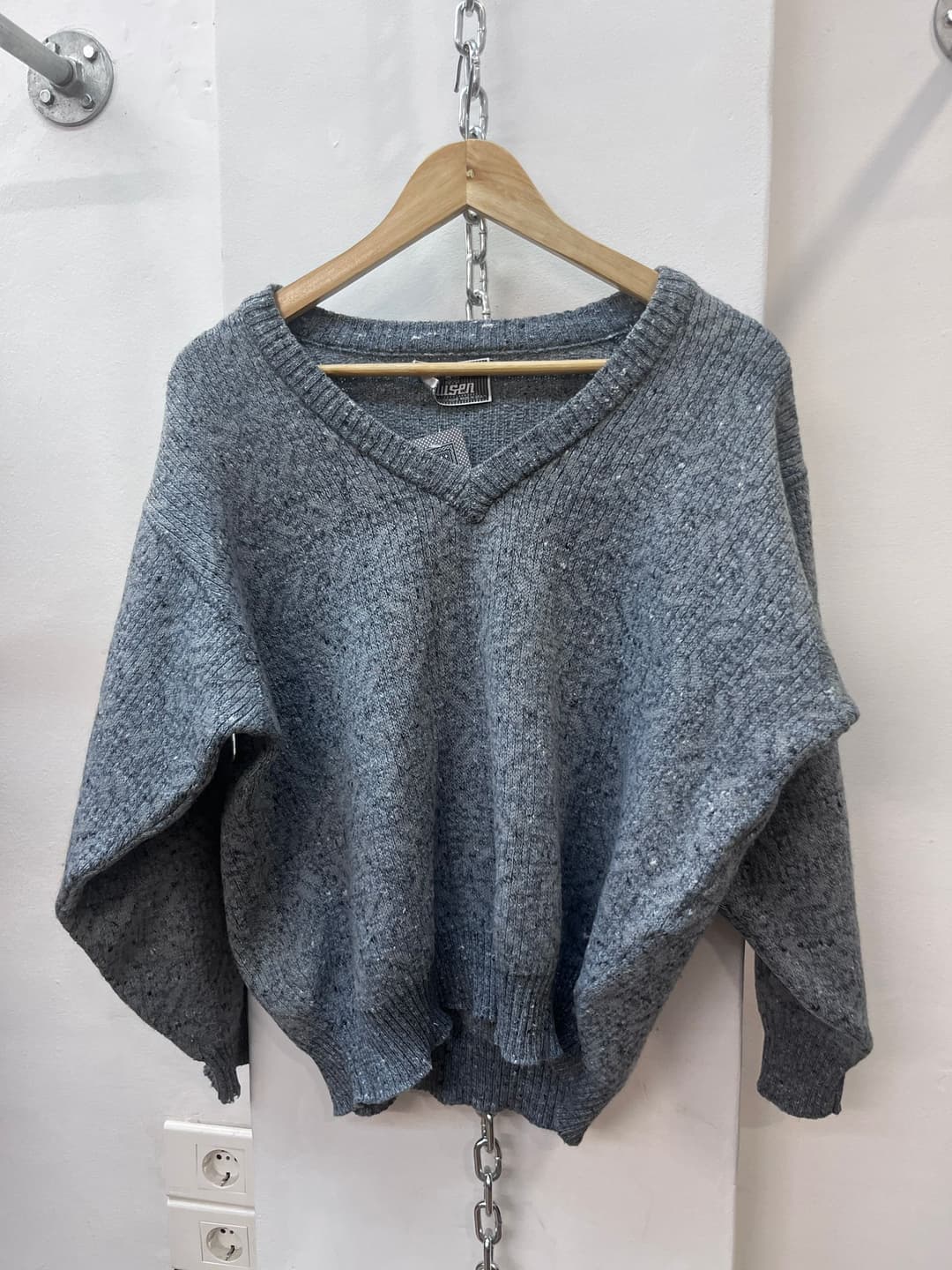 sweater gris cuello en v