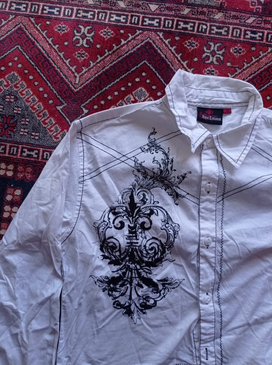 Camisa corta blanca con costuras negras